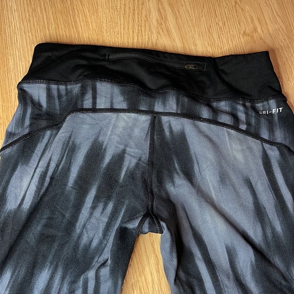 Women’s small Nike Dri-fit leggings lower rise. Gray and black warm leggings - Picture 6 of 9